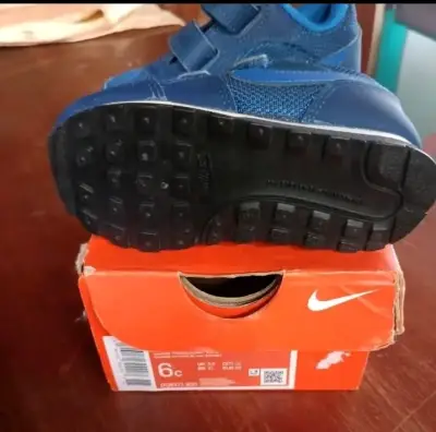 Zapatillas deportivas azules para niños con velcro - miniatura 2