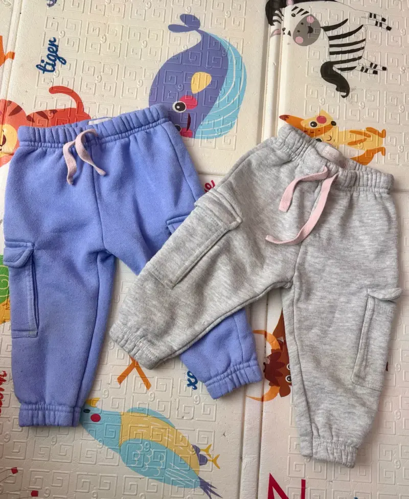 Pantalones de buzo de bebé azul y gris