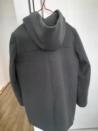 Abrigo gris con capucha y cierre frontal - miniatura 2