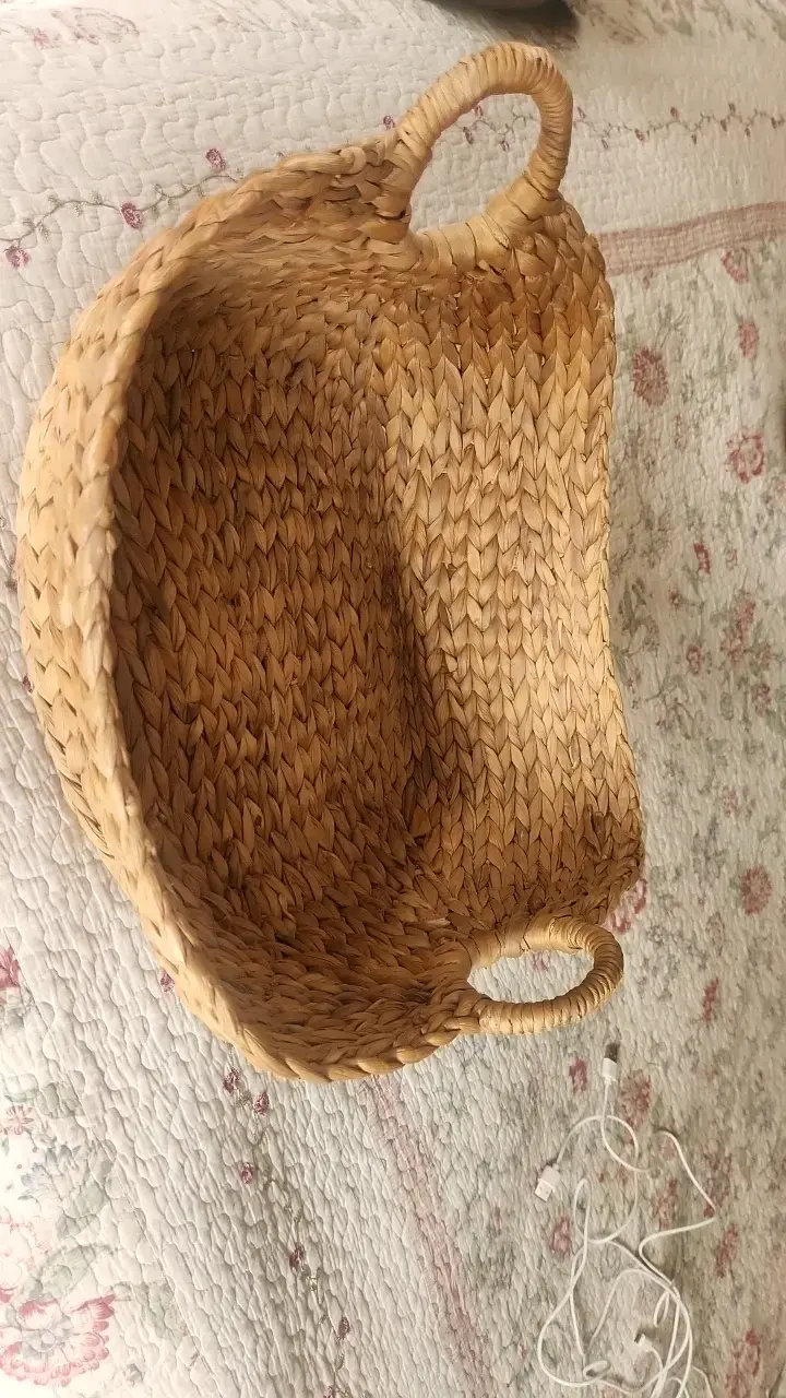 Canasto de mimbre con asas decorativo