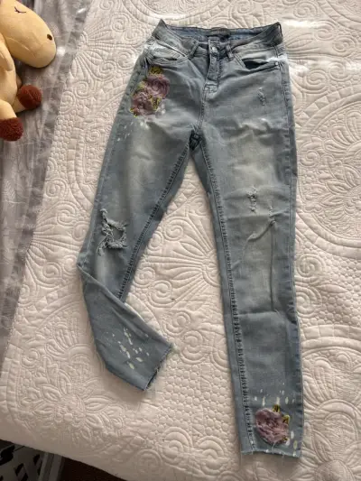 Jeans de mujer talla 38 con bordado floral  desgas - miniatura 1