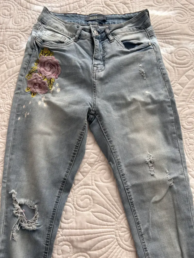 Jeans de mujer talla 38 con bordado floral  desgas - 3