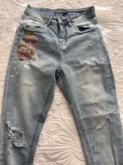 Jeans de mujer talla 38 con bordado floral  desgas - miniatura 3