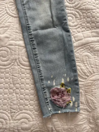 Jeans de mujer talla 38 con bordado floral  desgas - miniatura 4