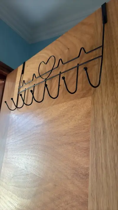 Colgador de puerta metálico con diseño de corazón - miniatura 1