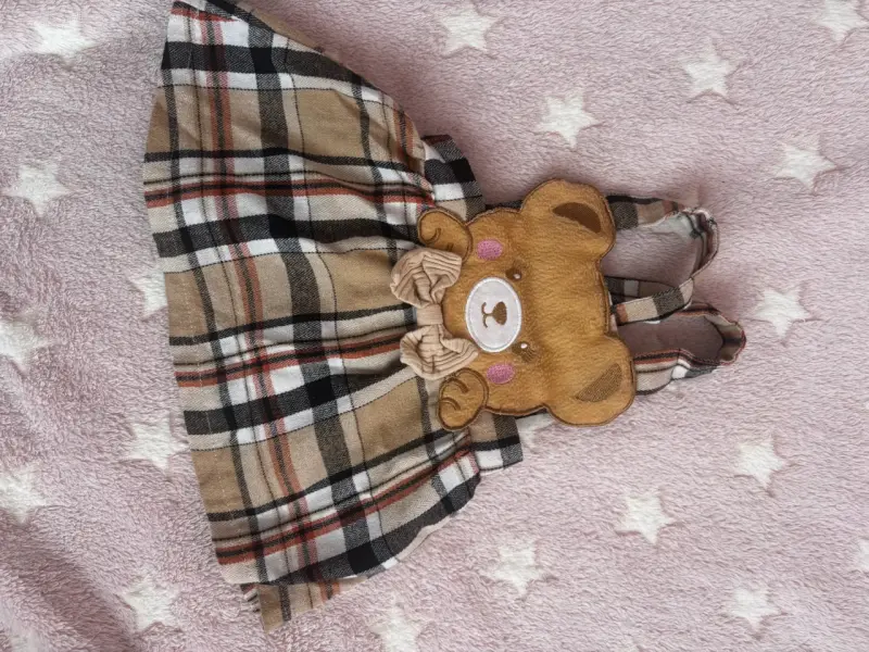 Vestido infantil con diseño de oso y estampado a cuadros
