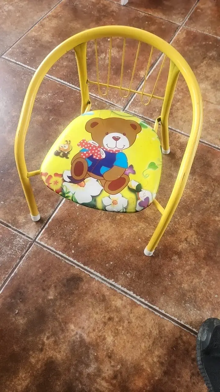 Silla infantil amarilla con diseño de osito