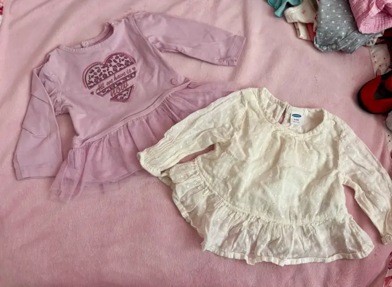 Conjunto de blusas para niña en rosa y blanco