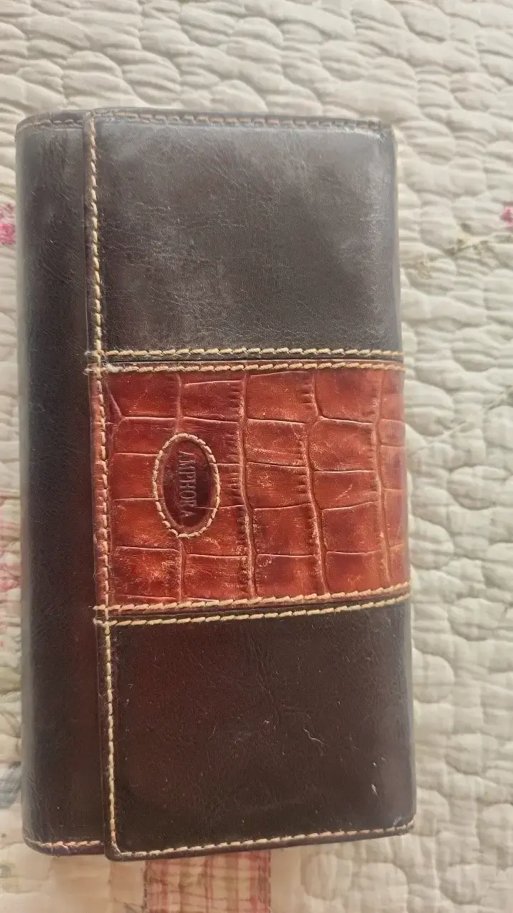 Billetera de cuero marrón con diseño elegante - 1