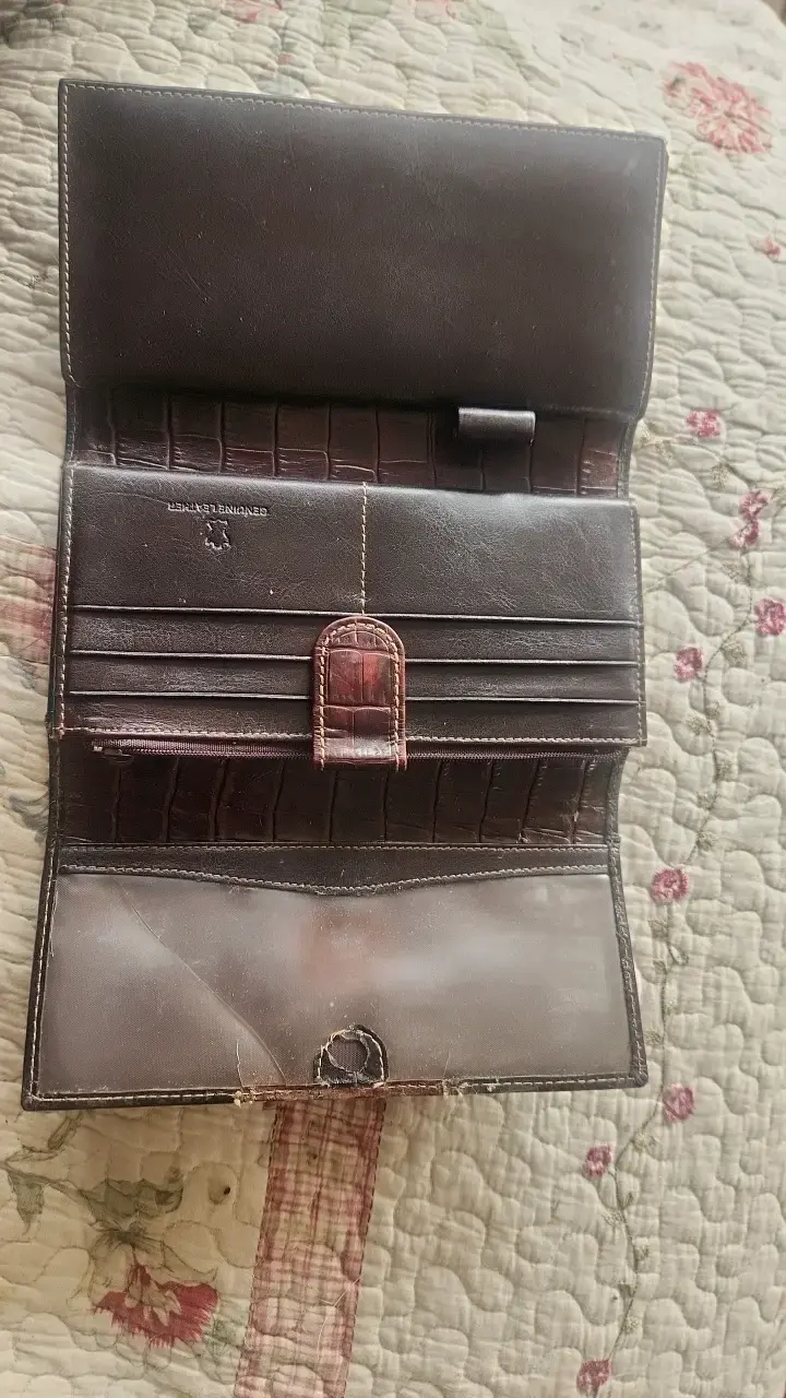 Billetera de cuero marrón con diseño elegante - 2