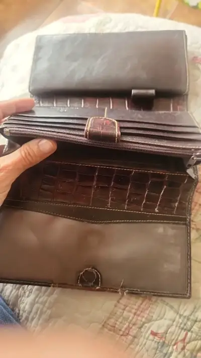 Billetera de cuero marrón con diseño elegante - miniatura 3