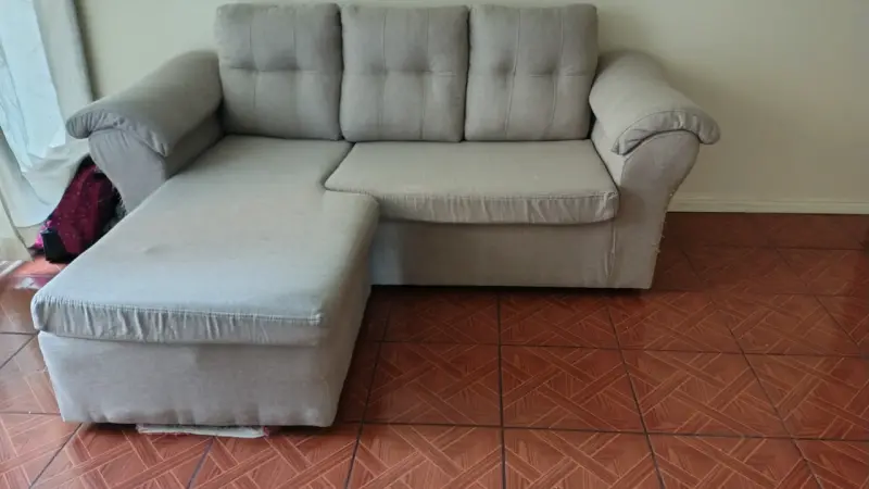 Sofá beige claro en buen estado - 1