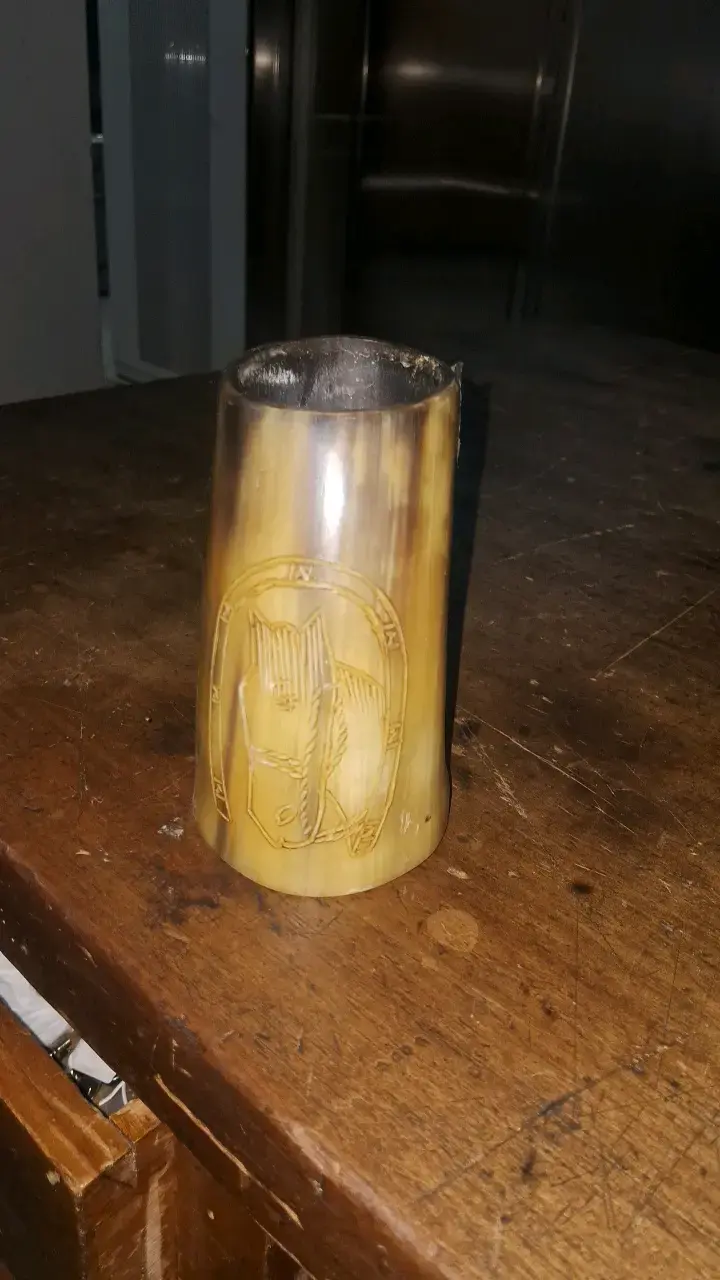 Vaso de cuerno tallado artesanal