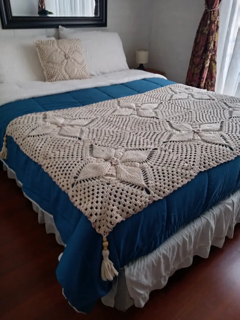 Piecera  tejida a crochet beige para cama 2 plazas