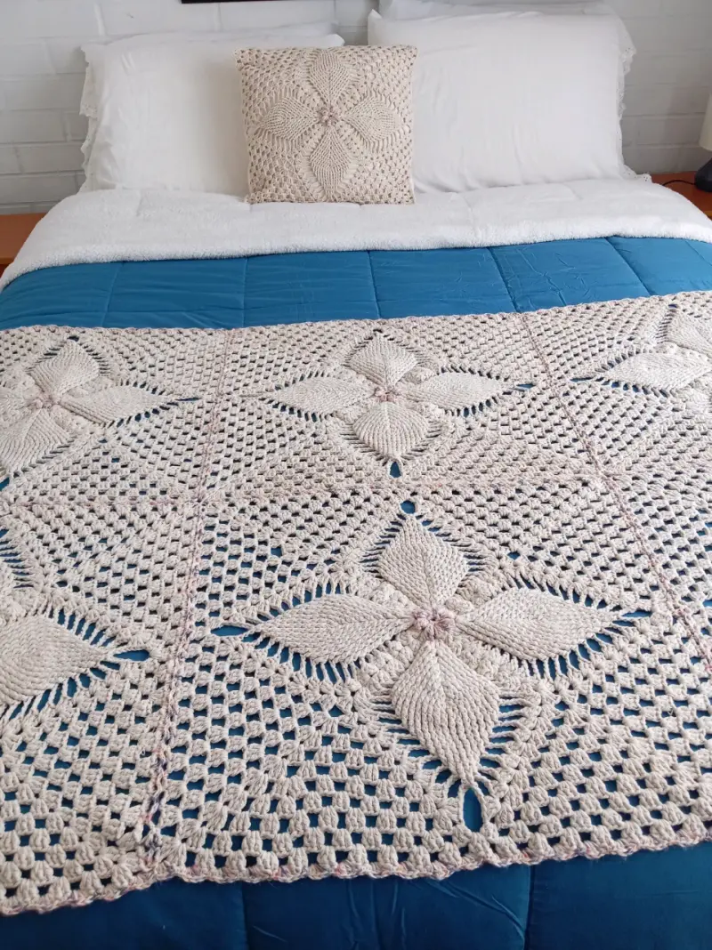 Piecera tejida a crochet beige para cama 2 plazas - 2