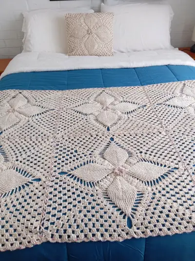 Piecera  tejida a crochet beige para cama 2 plazas - miniatura 2