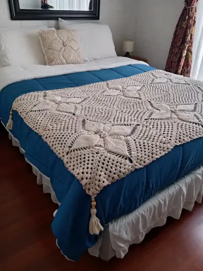 Piecera  tejida a crochet beige para cama 2 plazas - miniatura 3