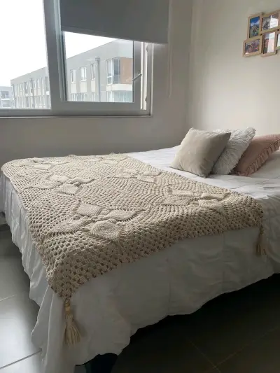 Piecera  tejida a crochet beige para cama 2 plazas - miniatura 4