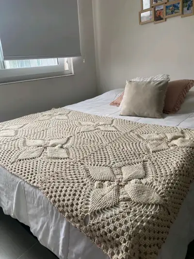 Piecera  tejida a crochet beige para cama 2 plazas - miniatura 5