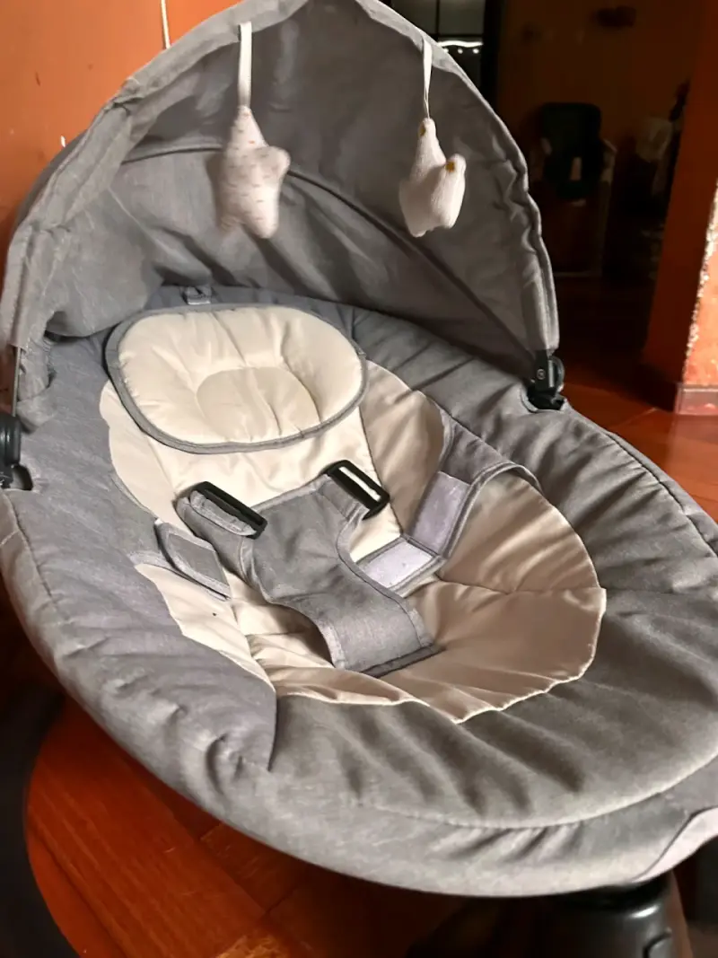 Silla mecedora para bebé con juguetes colgantes - 1