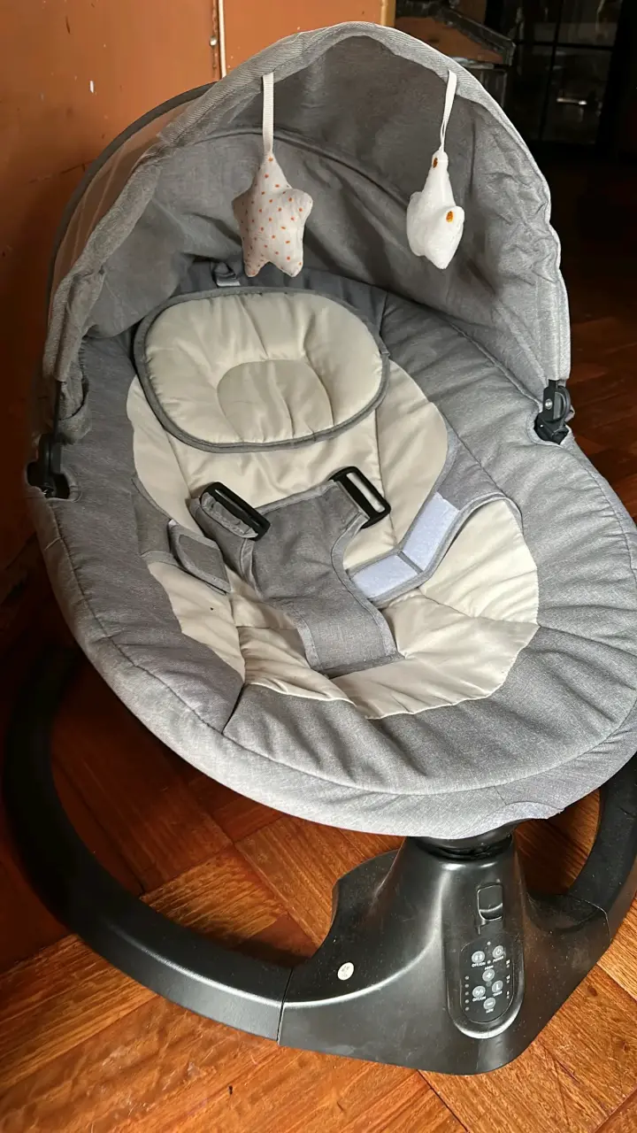 Silla mecedora para bebé con juguetes colgantes - 4