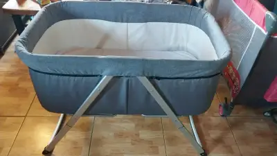 Cuna moises colecho para bebé gris en buen estado - miniatura 2