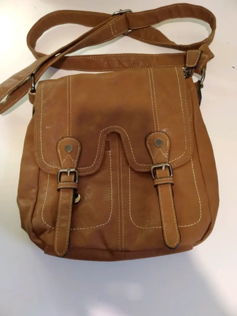 Bolso bandolera de cuero marrón con hebillas