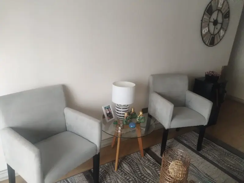 Sillones grises de tela con patas de madera - 1