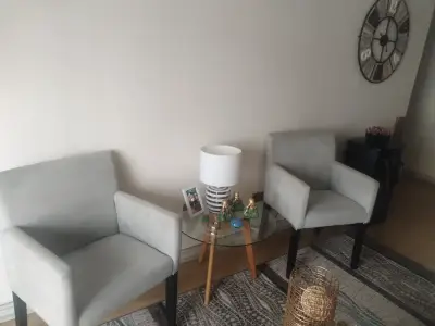 Sillones grises de tela con patas de madera - miniatura 1