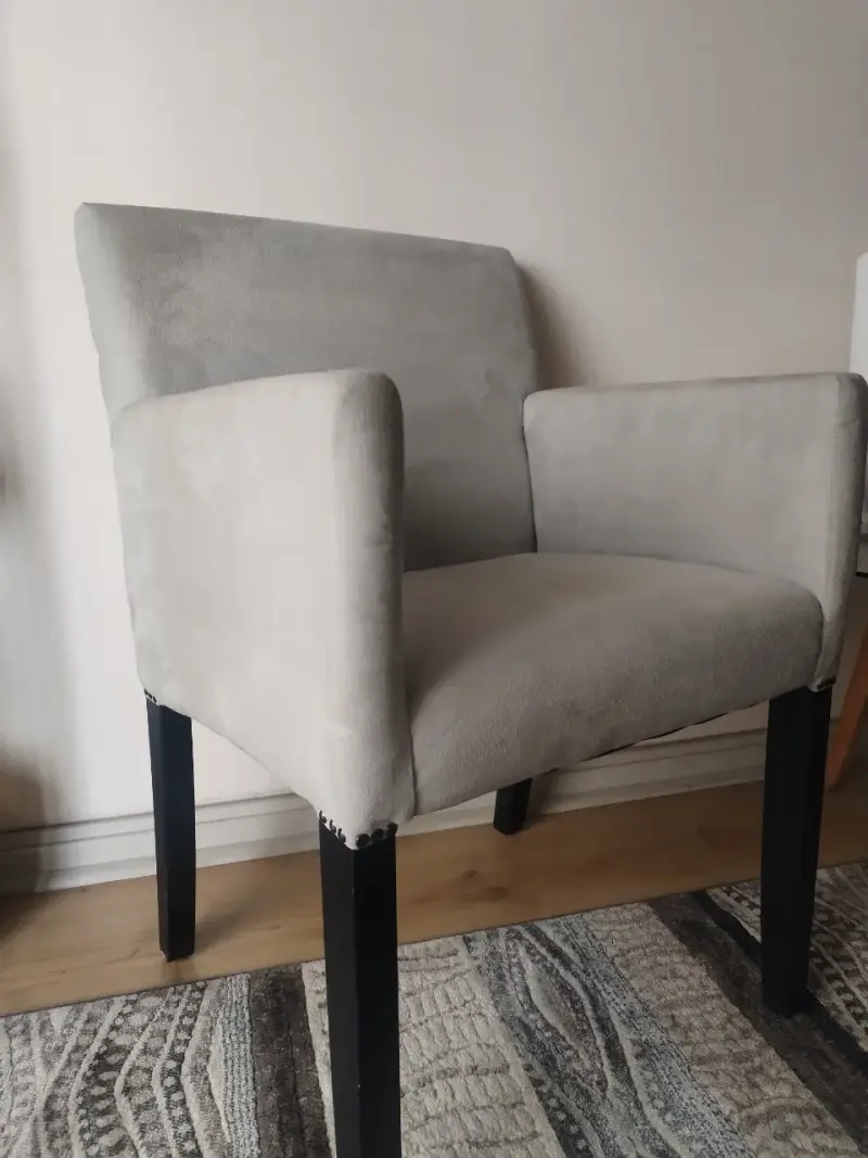 Sillones grises de tela con patas de madera - 2