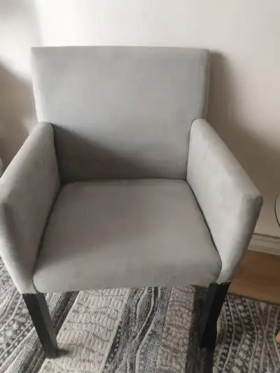 Sillones grises de tela con patas de madera - miniatura 3