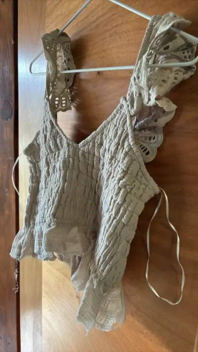 Blusa beige de algodón orgánico con volantes - miniatura 1