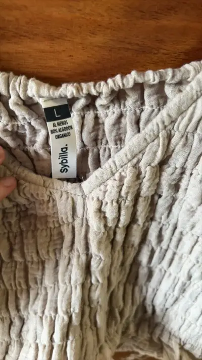 Blusa beige de algodón orgánico con volantes - miniatura 3