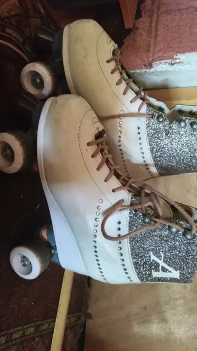Patines de cuatro ruedas con diseño brillante - miniatura 1