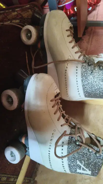 Patines de cuatro ruedas con diseño brillante - miniatura 2