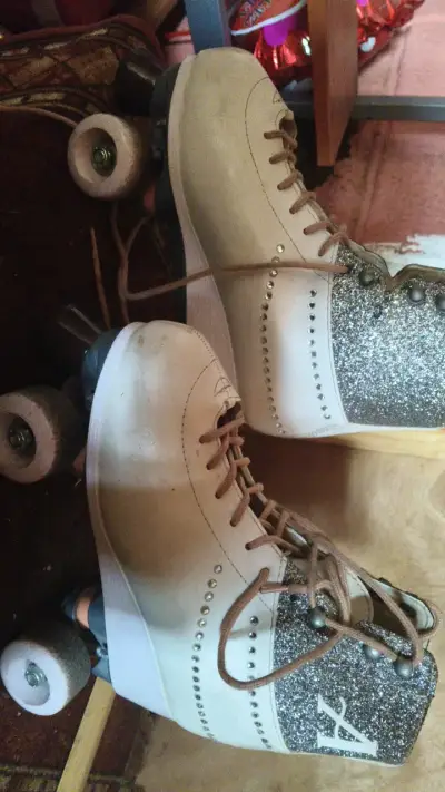 Patines de cuatro ruedas con diseño brillante - miniatura 3