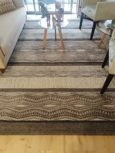 Alfombra grande con diseño geométrico en tonos neutros - miniatura 1