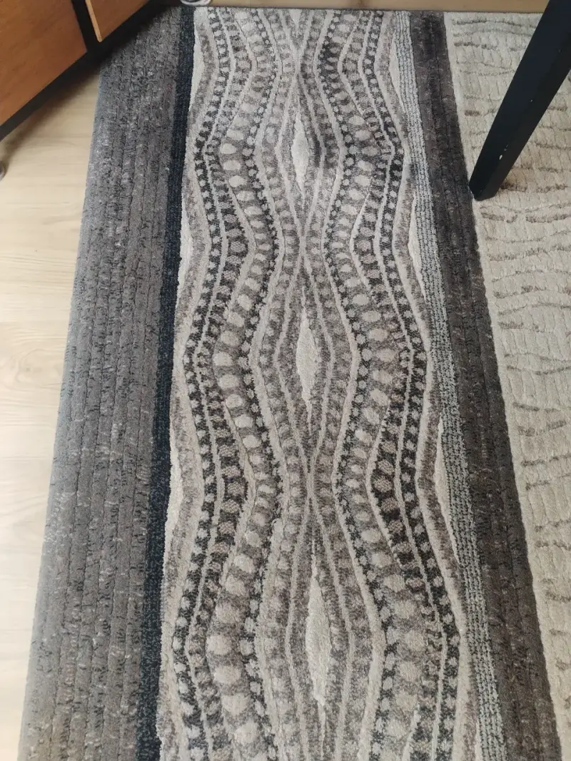 Alfombra grande con diseño geométrico en tonos neutros - 2