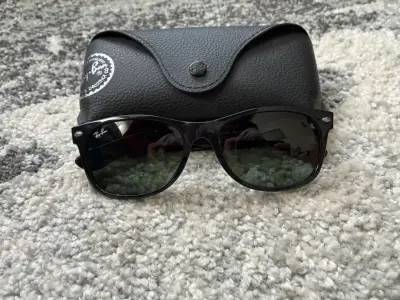 Gafas de sol Ray-Ban negras con estuche - miniatura 1