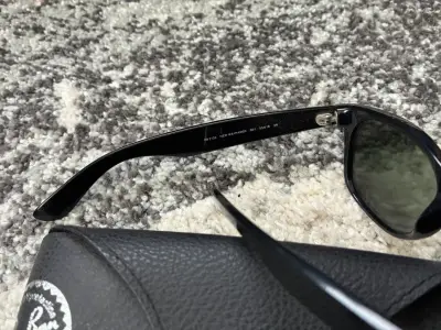 Gafas de sol Ray-Ban negras con estuche - miniatura 3