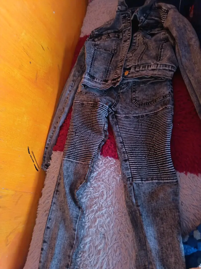 Conjunto de chaqueta y jeans de mezclilla estilo biker