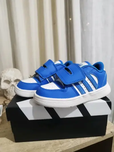 Zapatillas deportivas azules para niños con velcro - miniatura 1