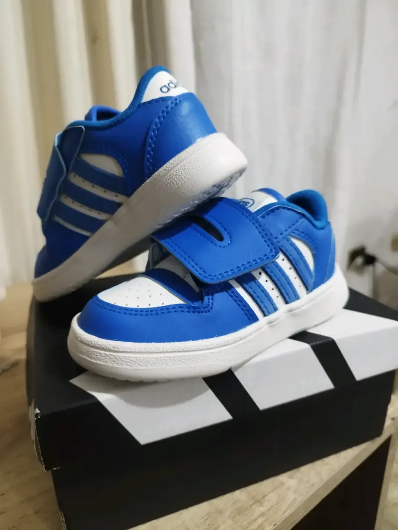 Zapatillas deportivas azules para niños con velcro - 2