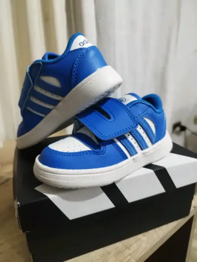 Zapatillas deportivas azules para niños con velcro - miniatura 2