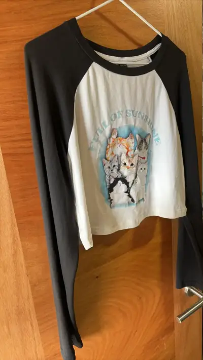 Polera manga larga con estampado de gatos - miniatura 1