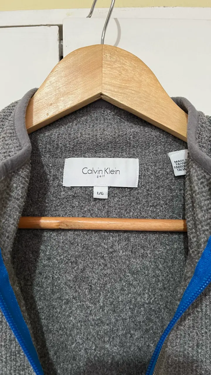 Polerón Calvin Klein gris con cierre azul - 2