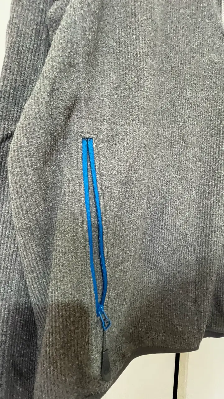Polerón Calvin Klein gris con cierre azul - 3