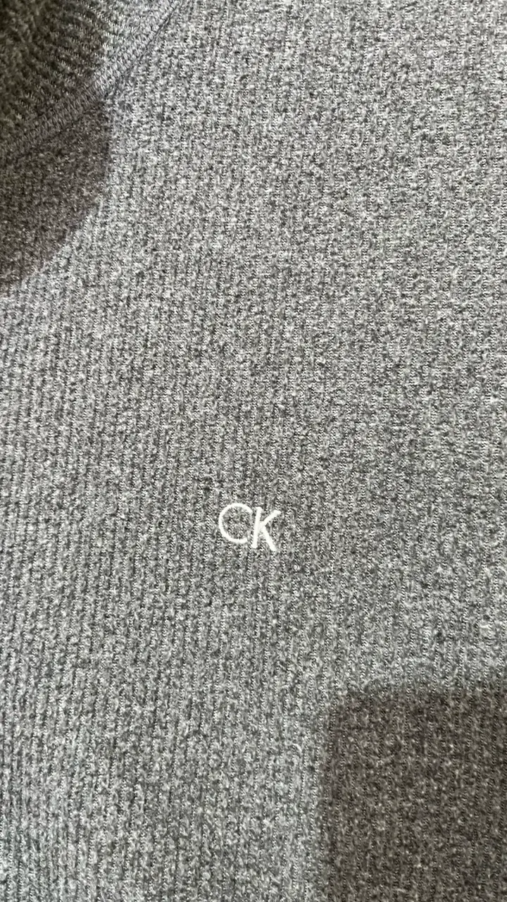 Polerón Calvin Klein gris con cierre azul - 4