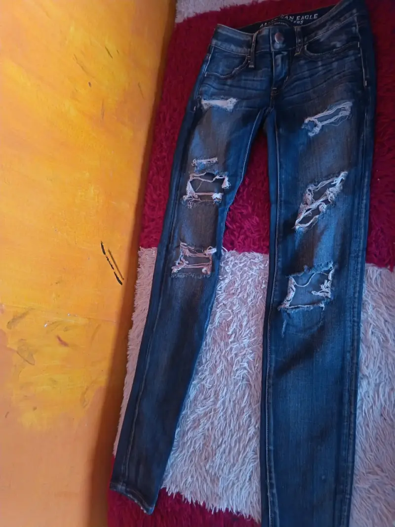 Jeans desgastados American Eagle para mujer