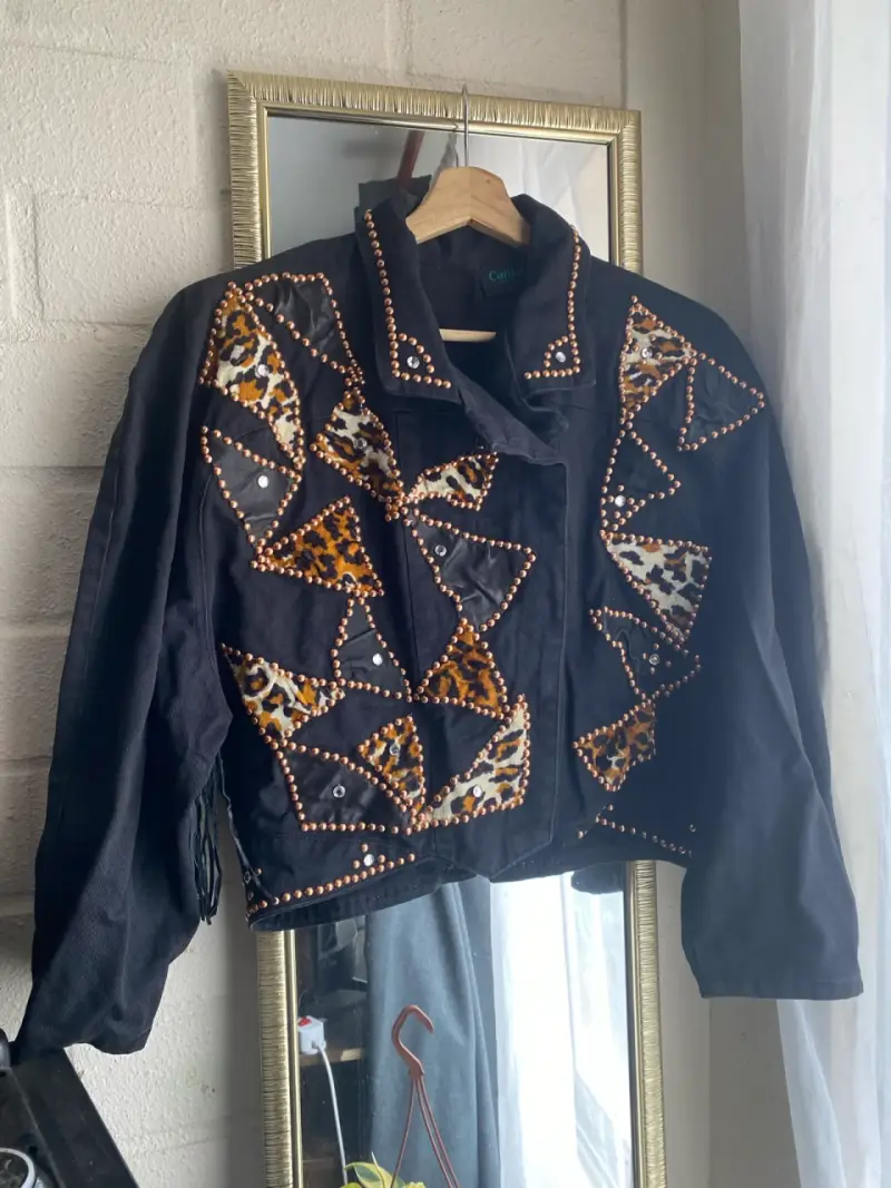 Chaqueta negra con diseño animal print y tachuelas - 1